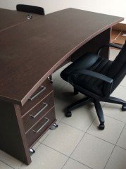 Офисный стол с тумбой