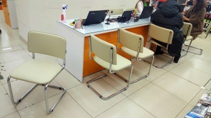 Белые стулья для посетителей на металлическом каркасе