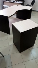 Угловой стол с тумбой для персонала в офис
